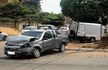 CENA DA CIDADE - Motorista avança preferencial e provoca acidente em via mal sinalizada da capital - Fotos