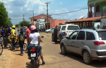 Homem assalta agência de turismo, é surrado pela população e depois preso