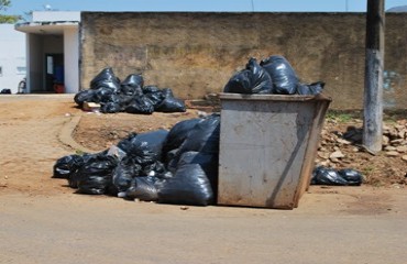 Lixo hospitalar da Maternidade Municipal é jogado sem medidas de segurança no fundo da unidade – Confira fotos