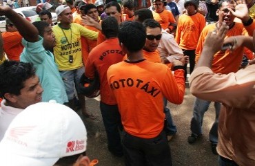 Mototaxistas participam de sessão na Câmara Municipal para exigir legalidade da atividade na capital