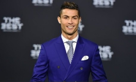 CR7 leva prêmio da Fifa pela 4ª vez, supera Ronaldo e fica a um só de Messi