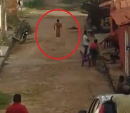 Suspeito foge pelado após ser abordado por policiais em Teresina - VÍDEO