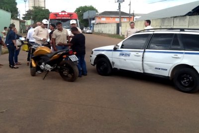 Acidente entre carro e moto deixa mulher grávida ferida
