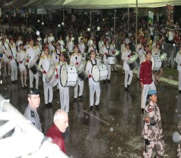 FERIADO: Populares prestigiam desfile do dia Sete de setembro