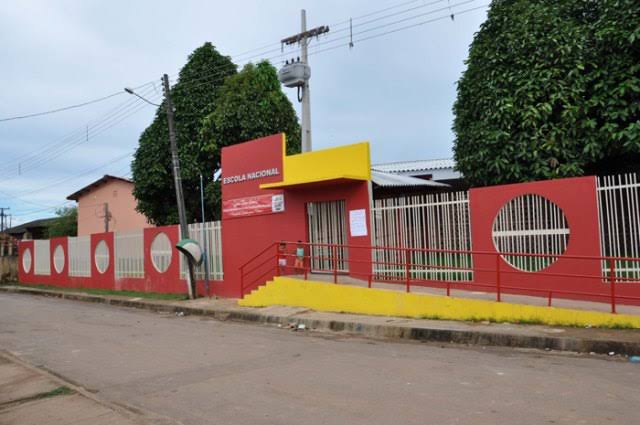 TERROR: Criminosos invadem escola, roubam arma de vigilante e fazem arrastão