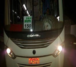 Ônibus é atacado com pedrada, militantes de sindicato são suspeitos 