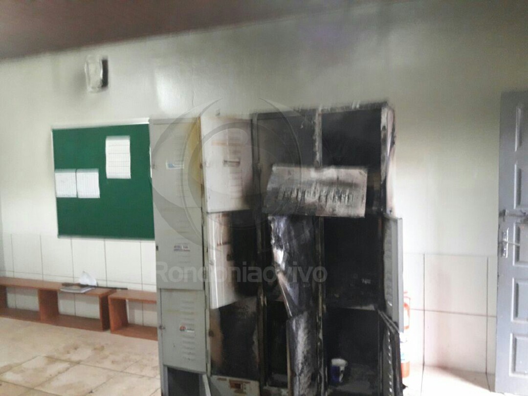 VANDALISMO: Bando furta e incendeia escola na capital