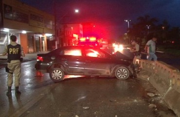 Colisão em mureta de proteção na Jorge Teixeira deixa motorista em estado grave