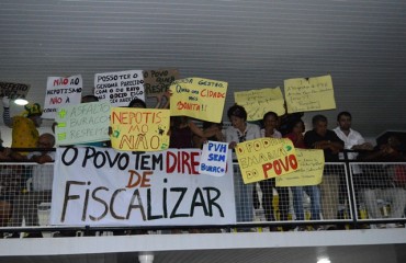 PROTESTO – Com faixas e cartazes manifestantes pedem  fim ao nepotismo durante cerimônia de posse de Mauro Nazif – Fotos