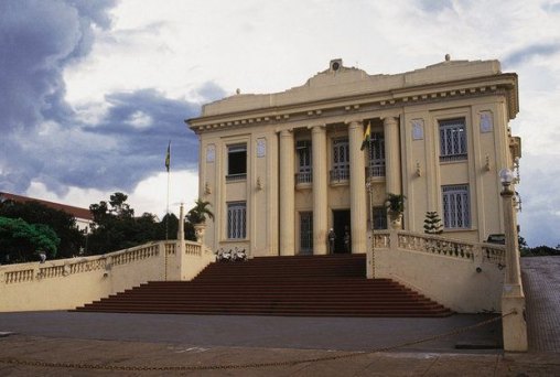 Comunidade critica lei que aumenta salário de governador e secretários no Acre