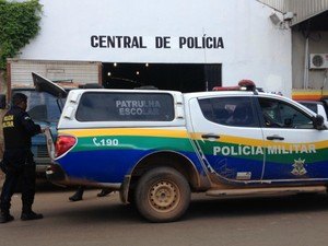 Homem é preso tomando cerveja após matar desafeto a tiros