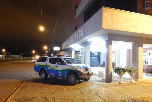 Bandidos armados roubam veículo no centro e assaltam hotel 