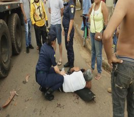 Motociclista fica em estado gravíssimo ao ser atropelado por caminhão