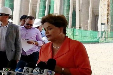 Dilma Rousseff fala com a imprensa local sobre seu governo e transposição