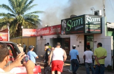 Vazamento em botijão de gás provoca incêndio em salão de beleza e restaurante próximo da rodoviária - Fotos e Vídeo