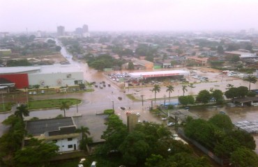 Confira imagem aérea da avenida Jorge Teixeira inundada durante tempestade