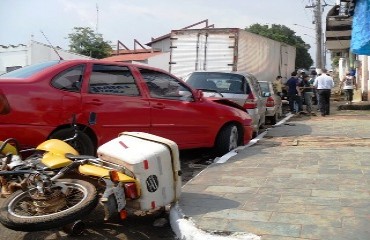 ACIDENTE - Caminhão perde o controle e engaveta cinco veículos em Porto Velho - Vídeo e Fotos