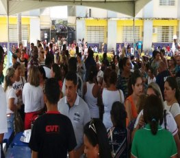 Servidores municipais decidem nesta terça se mantém greve