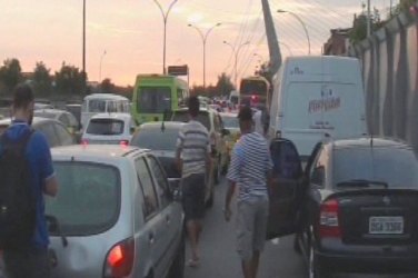 Rio: motoristas abandonam carros para fugir de arrastão