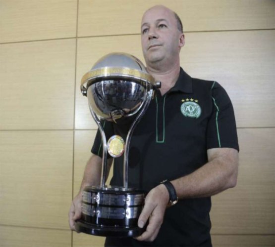 Chape recebe réplica da taça da Sul-Americana em Medellín