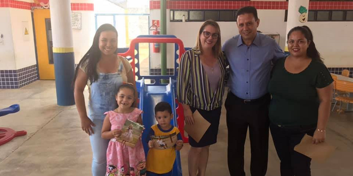 PREMIAÇÃO: Edesio Fernandes entrega prêmio a crianças de Escola Municipal