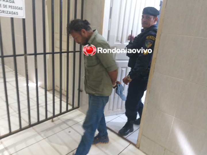 CORRETIVO: Comunidade espanca suspeito de cometer furto em frente agência bancária