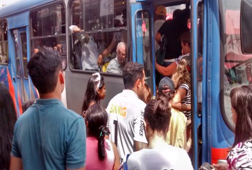 NO BUSÃO - Reportagem presencia superlotação,demora e desrespeito com idosos