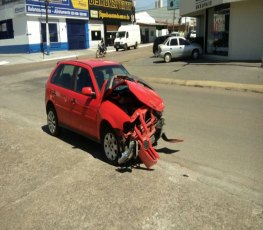 Violenta colisão entre automóveis deixa criança ferida
