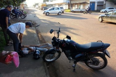 Falta de sinalização próximo a Semtran provoca colisão entre carro e motocicleta 