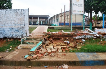 Falta de estrutura e até muro caído é realidade de escola no bairro Nacional - Fotos