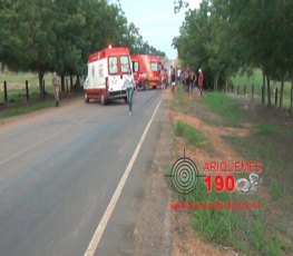 GRAVE: Homem fica ferido após colidir moto em traseira de caminhonete