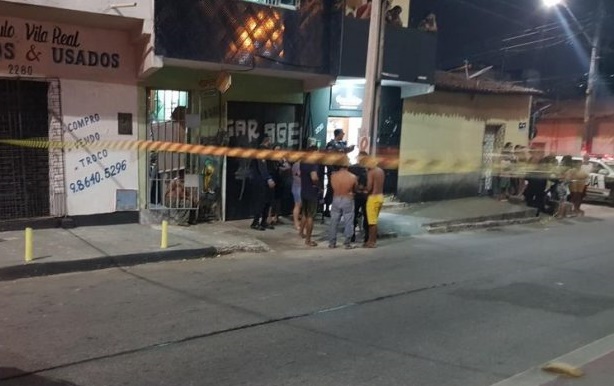 ASSASSINATO: Cabeleireiro é executado por homem encapuzado dentro do próprio salão