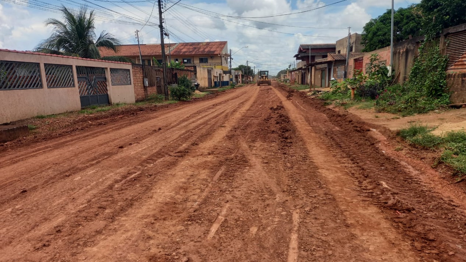 EDWILSON NEGREIROS: Prefeitura limpa e encascalha ruas no Três Marias após pedido de vereador