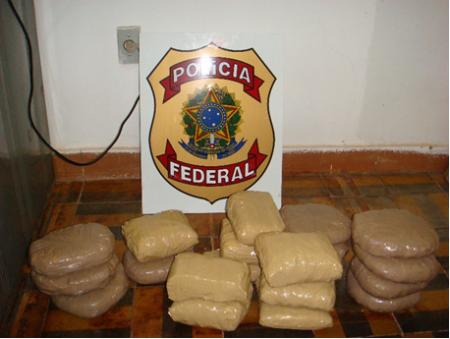 PF apreende cerca de 20 kg de cocaína e detém dois homens e um menor