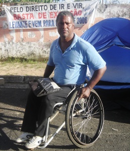 Deficiente protesta contra falta de transporte adaptado