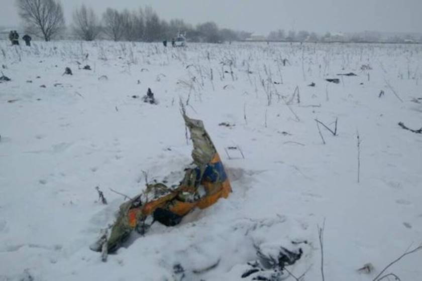 Vídeo mostra momento em que avião cai e pega fogo na Rússia