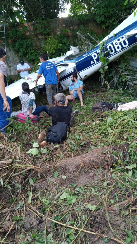 ACIDENTE: Avião cai em barranco na pista no momento da decolagem