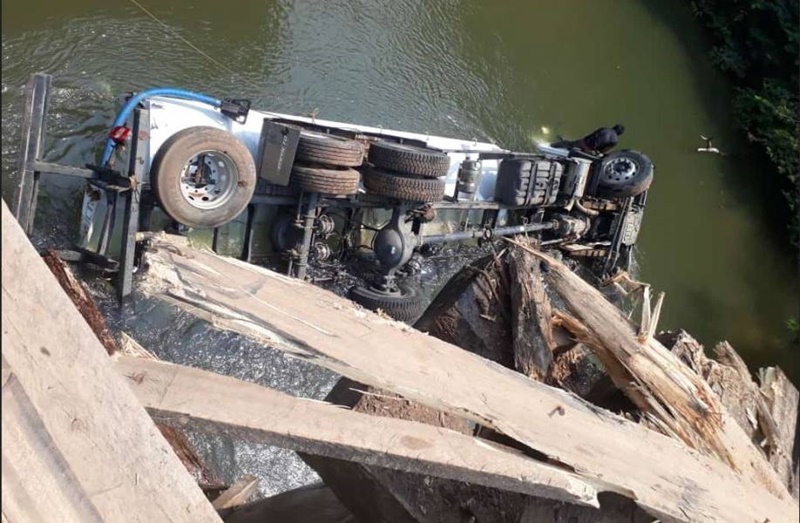 DESPENCOU: Caminhão pipa cai em rio após ponte não aguentar o peso