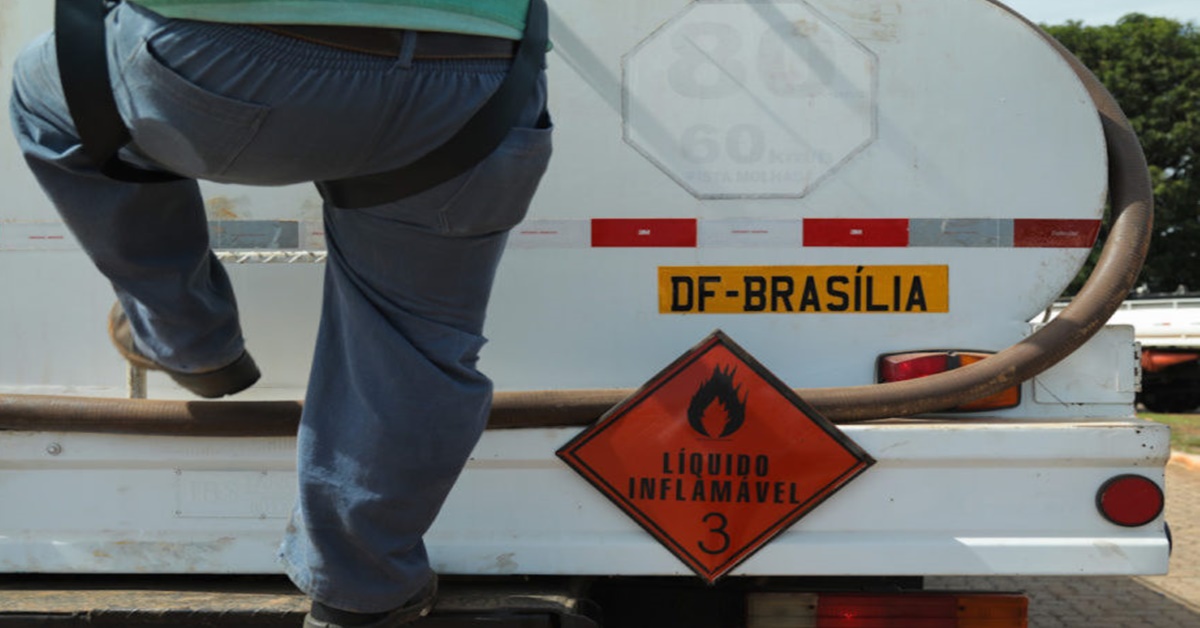 PRESSÃO: Transportadores de combustível iniciam greve contra aumentos do diesel