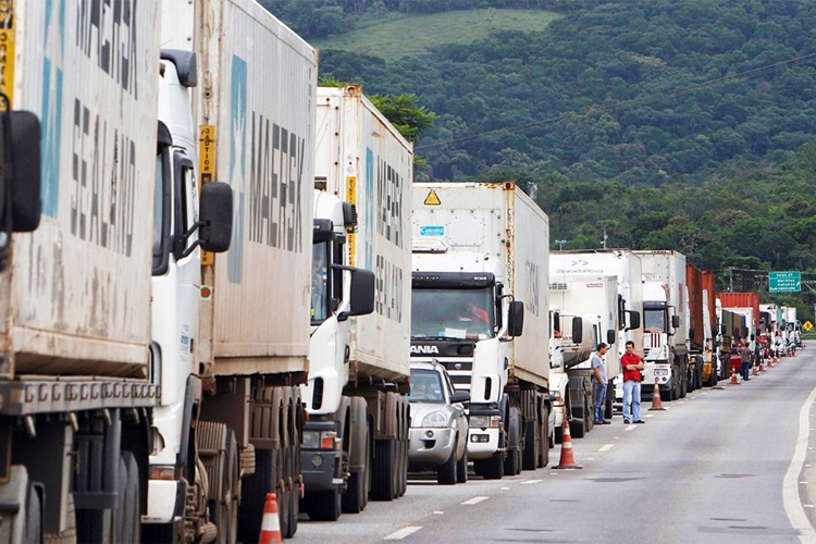 PARALISAÇÃO: Caminhoneiros estão divididos em relação à greve no domingo (25)