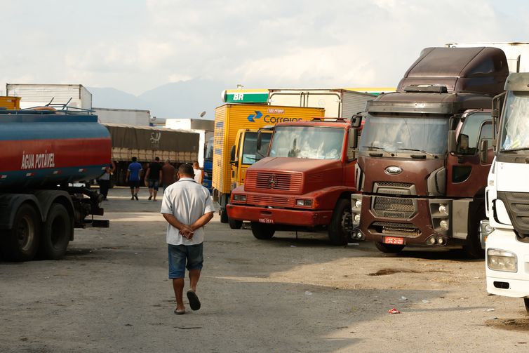 GREVE: Ministro vai conversar com caminhoneiros para evitar paralisação