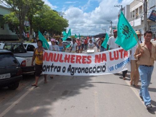 Ji-Paraná - Mulheres Camponesas realizam passeata e reivindicam audiências com Ceron e Governo