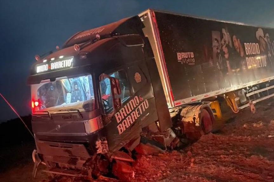 BATIDA FRONTAL: Caminhão de dupla sertaneja se envolve em acidente com vítima fatal na BR-364