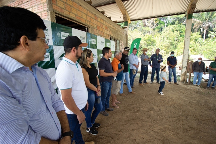 AGROVILA: Produtores Rurais recebem calcário de emenda do deputado Marcelo Cruz