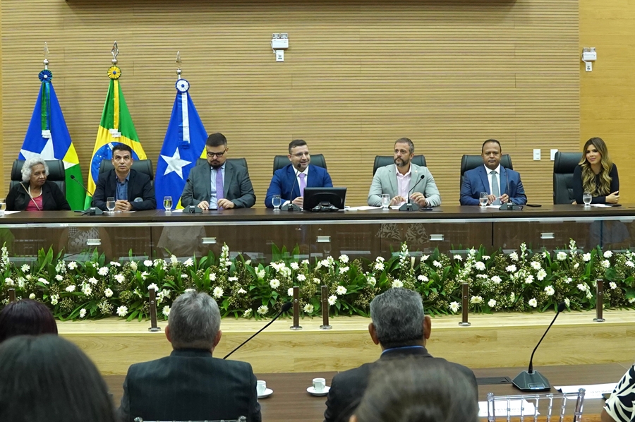 RIBEIRO DO SINPOL: Deputado entrega Votos de Louvor para personalidades e jovens da Comissão da OAB