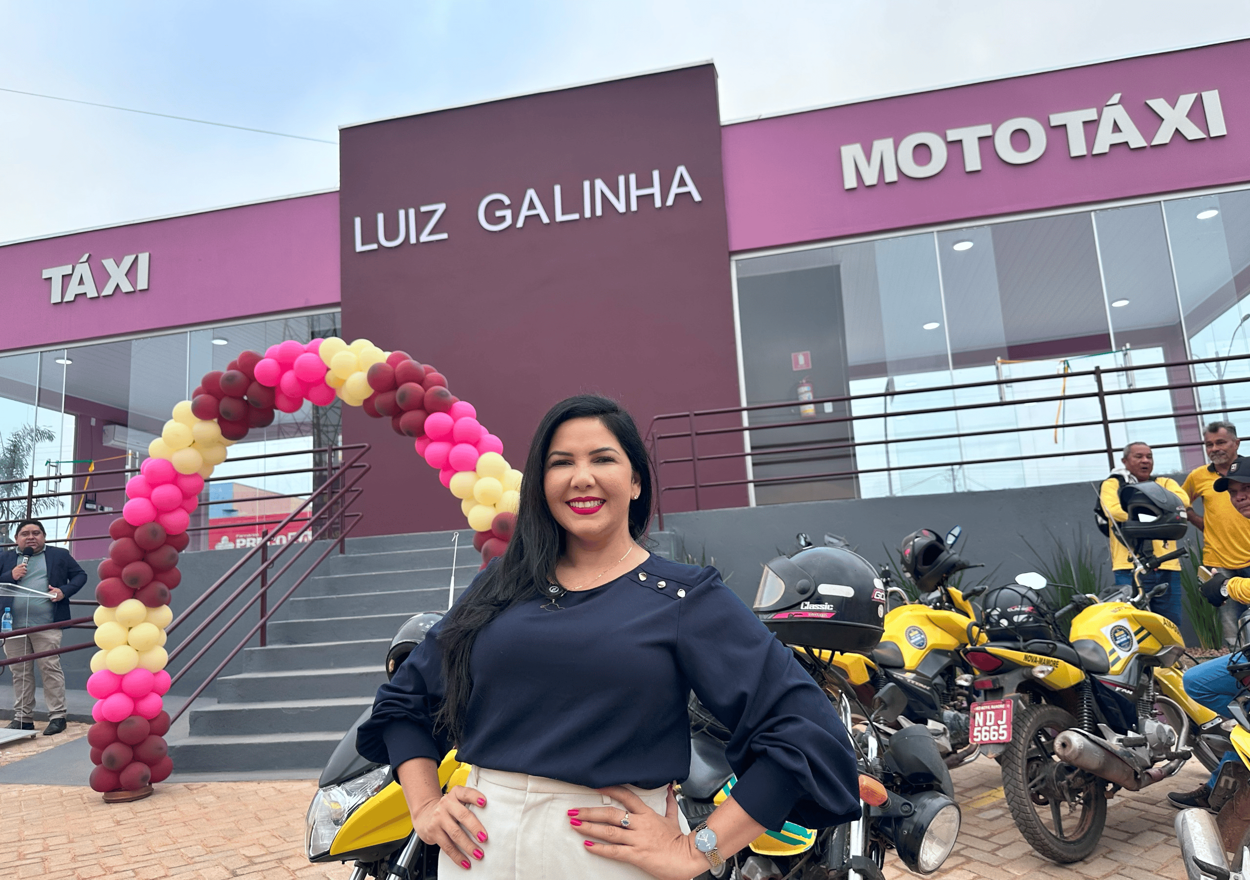 CRISTIANE LOPES: Deputada entrega ponto de táxi e mototáxi em Nova Mamoré