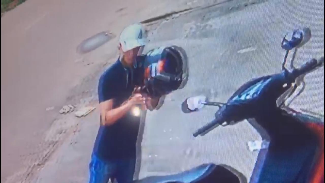 FILMADO: Assaltante é flagrado roubando moto de mulher na capital