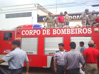 Emoção marca enterro de capitão dos bombeiros morto em acidente no domingo - Confira fotos