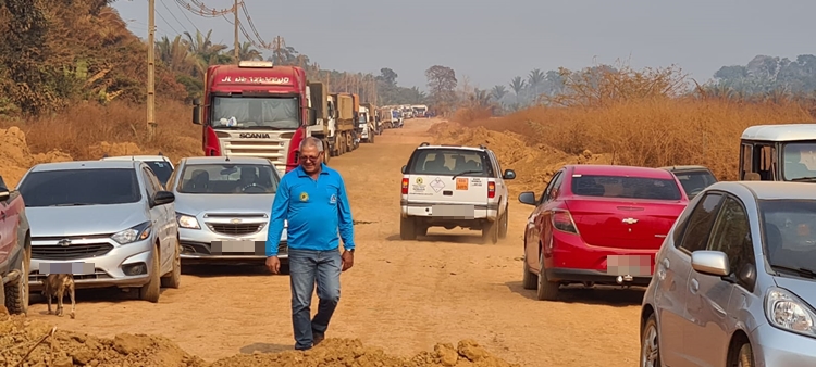 CONFUSÃO: Moradores revoltados fecham estrada da Penal e pedem asfaltamento