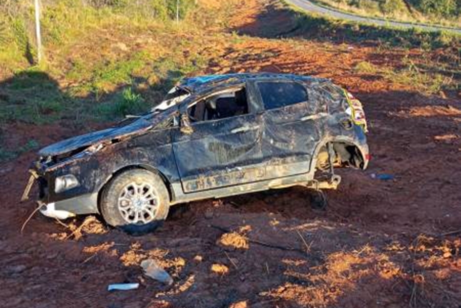 ACIDENTE: Com casal a bordo, carro capota na BR 364
